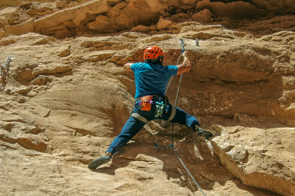 unsplash_f5xE0oTfD7o_rock climbing.webp