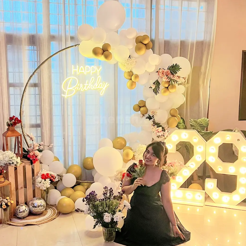 white-and-gold-bliss-floral-birthday-decoration.webp