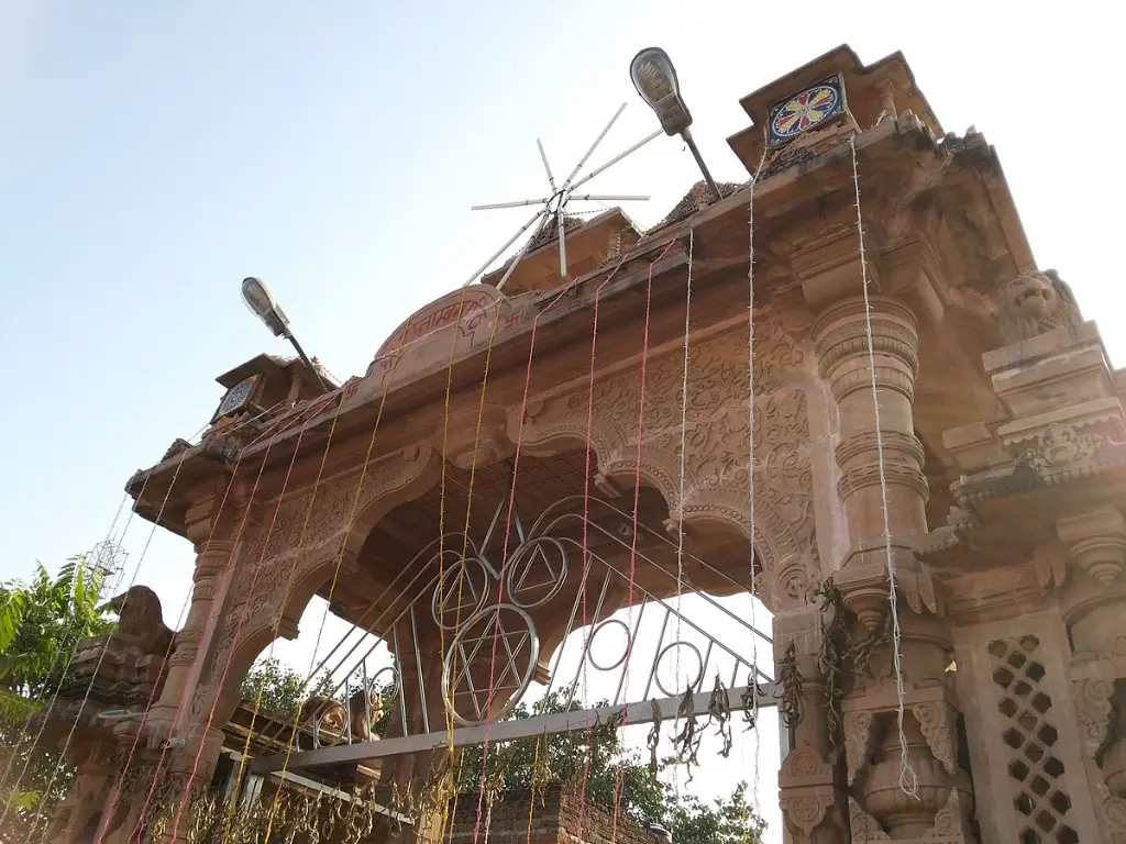 Pitambara_Peeth_temple_Datia.webp
